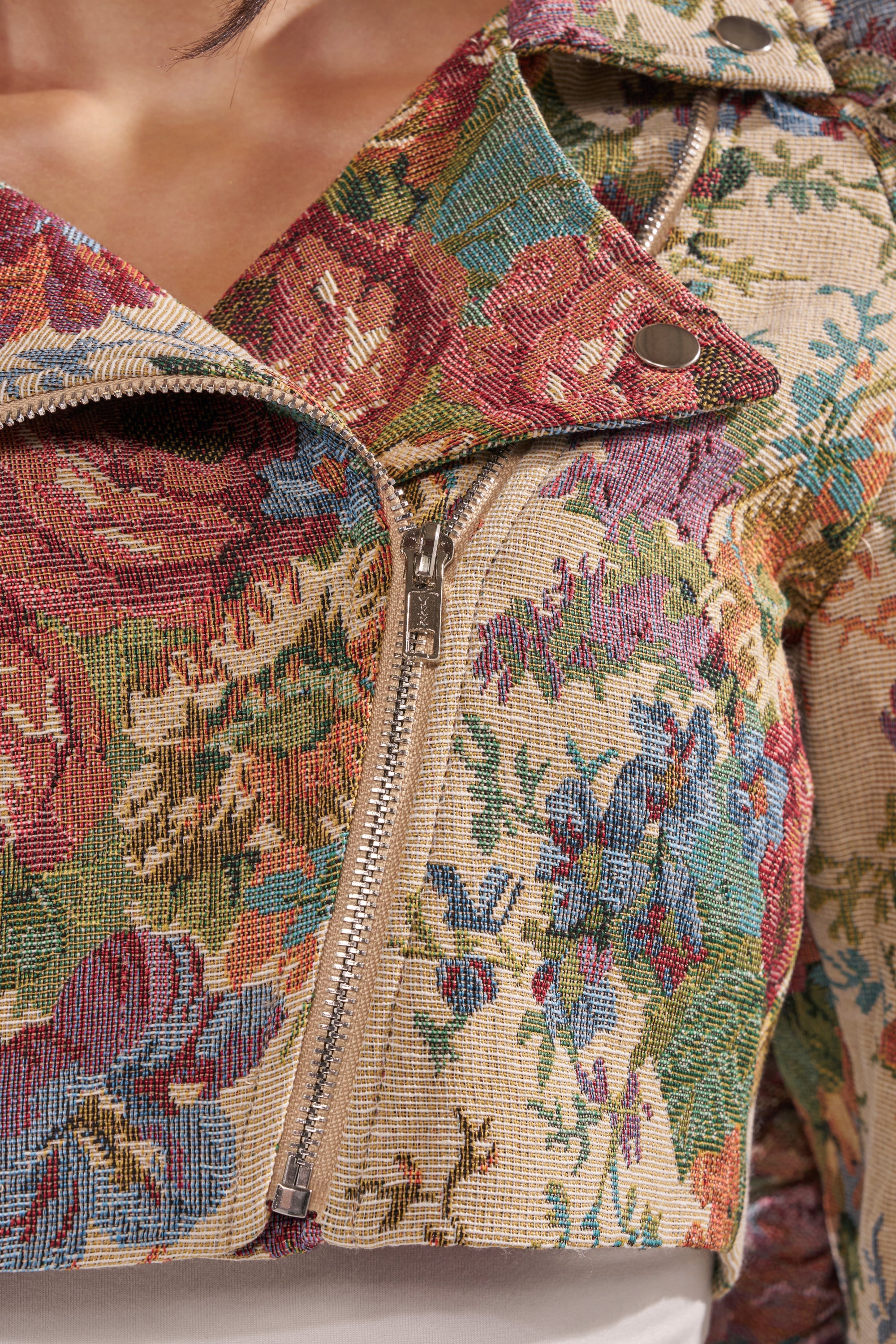 MAKE IT LOOK EASY TAPESTRY MOTO