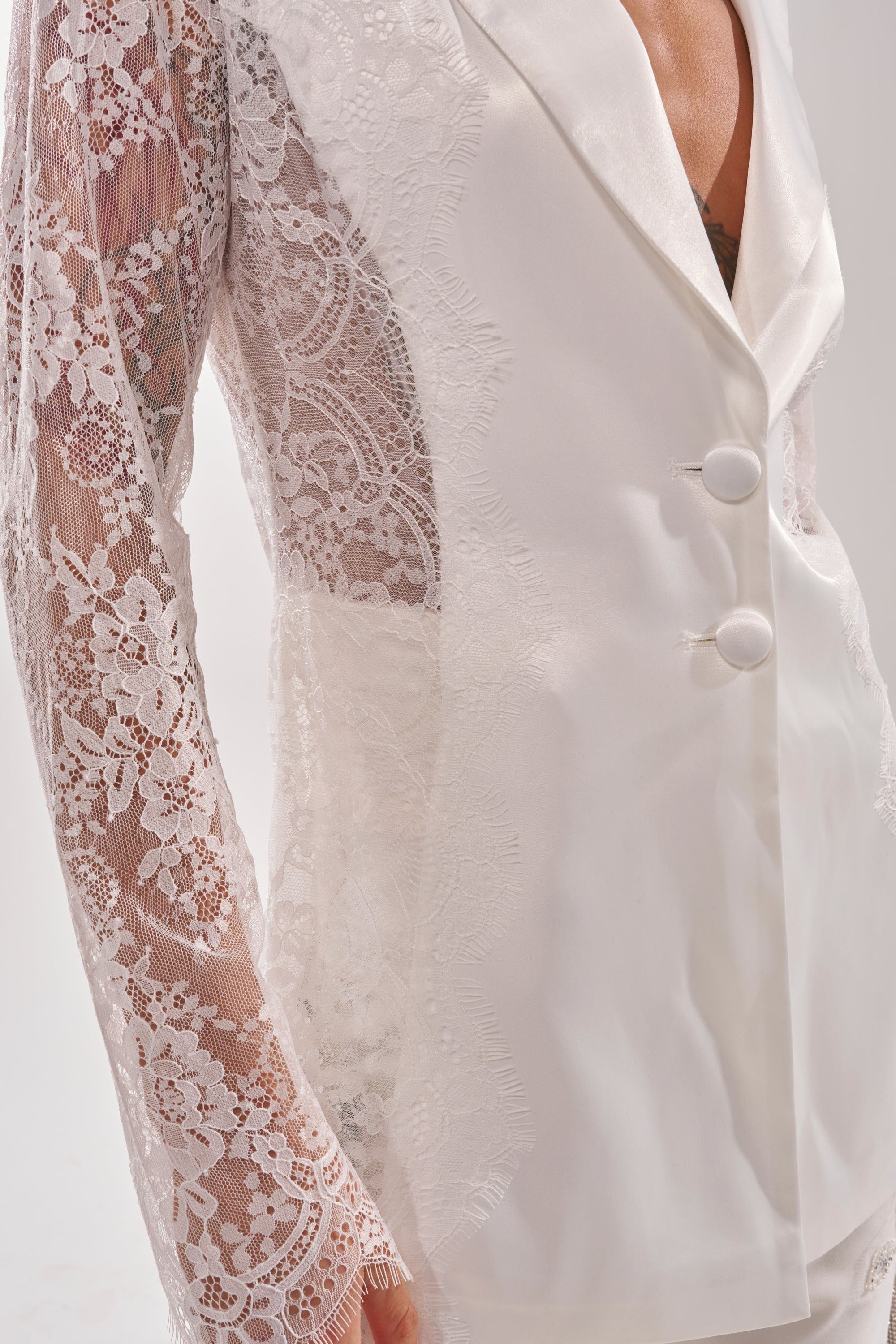 AU CONTRAIRE LACE SATIN BLAZER IN WHITE