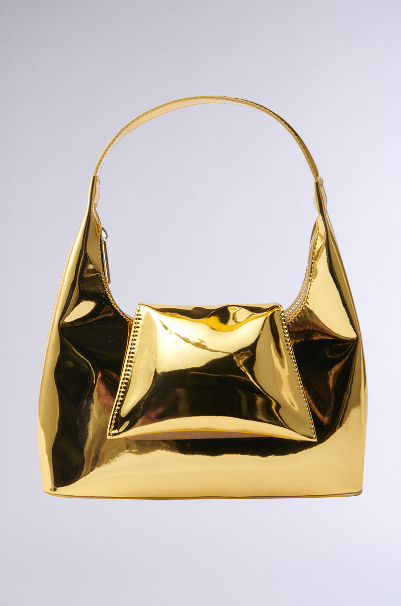 IN LONDON WITH IT PURSE
