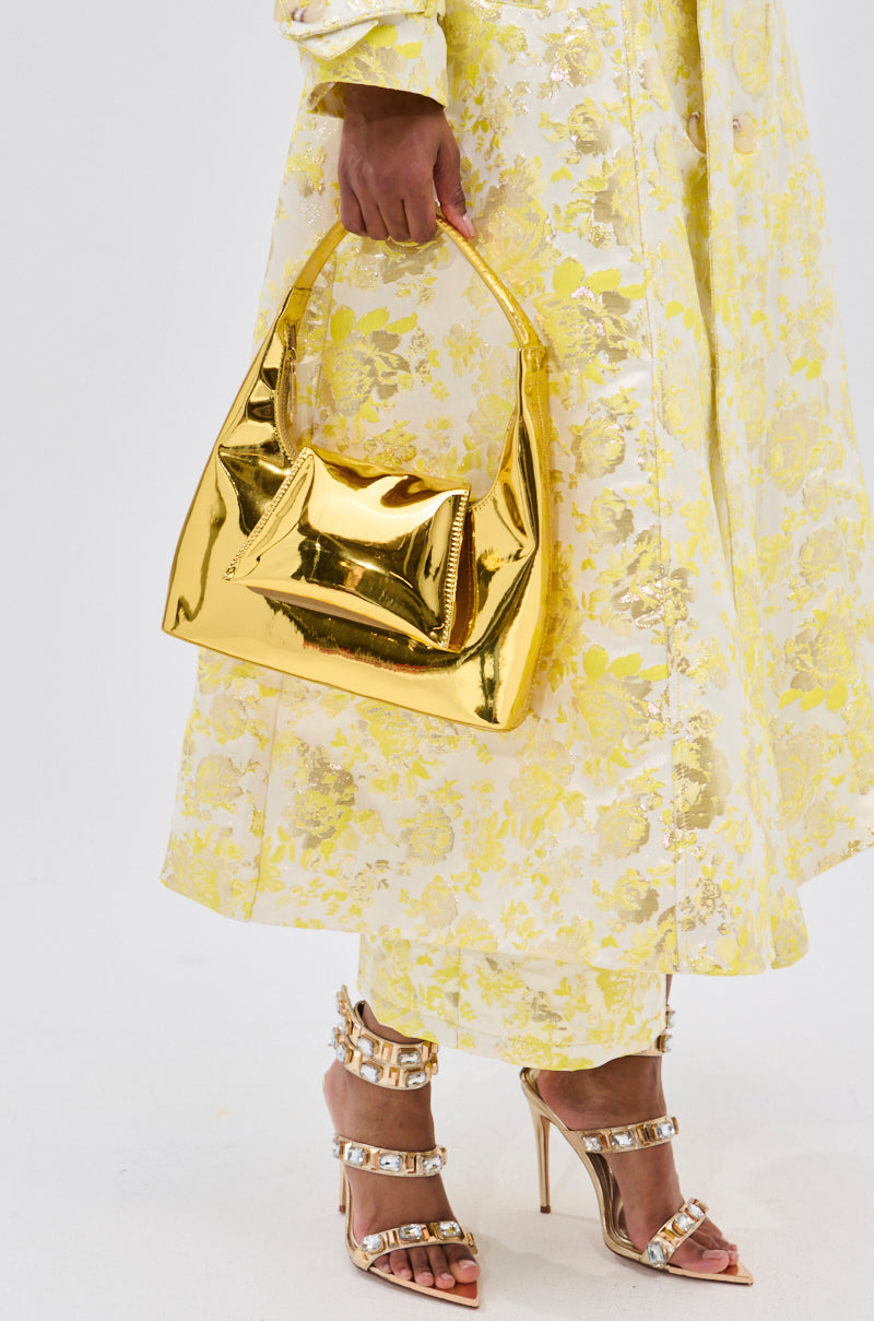 IN LONDON WITH IT PURSE