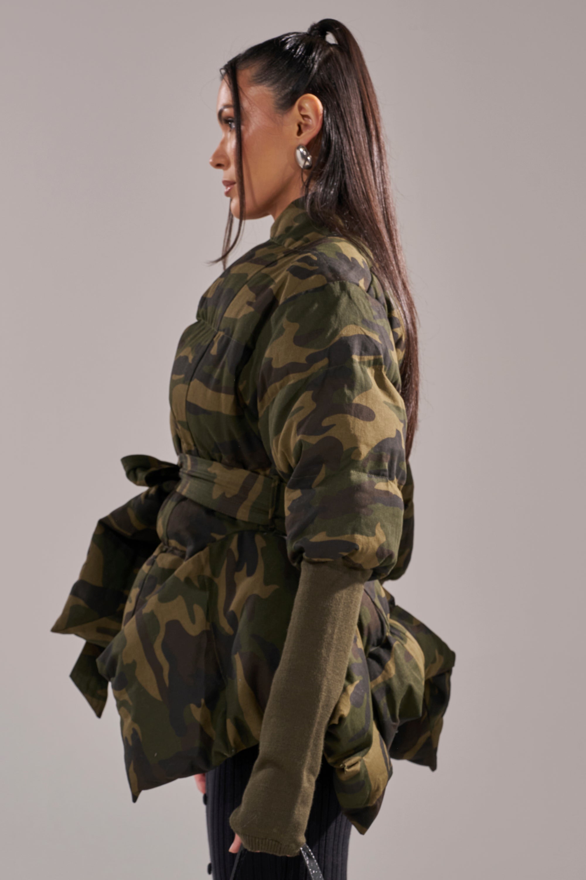 RIB SLEEVE PEPLUM PUFFER IN CAMO