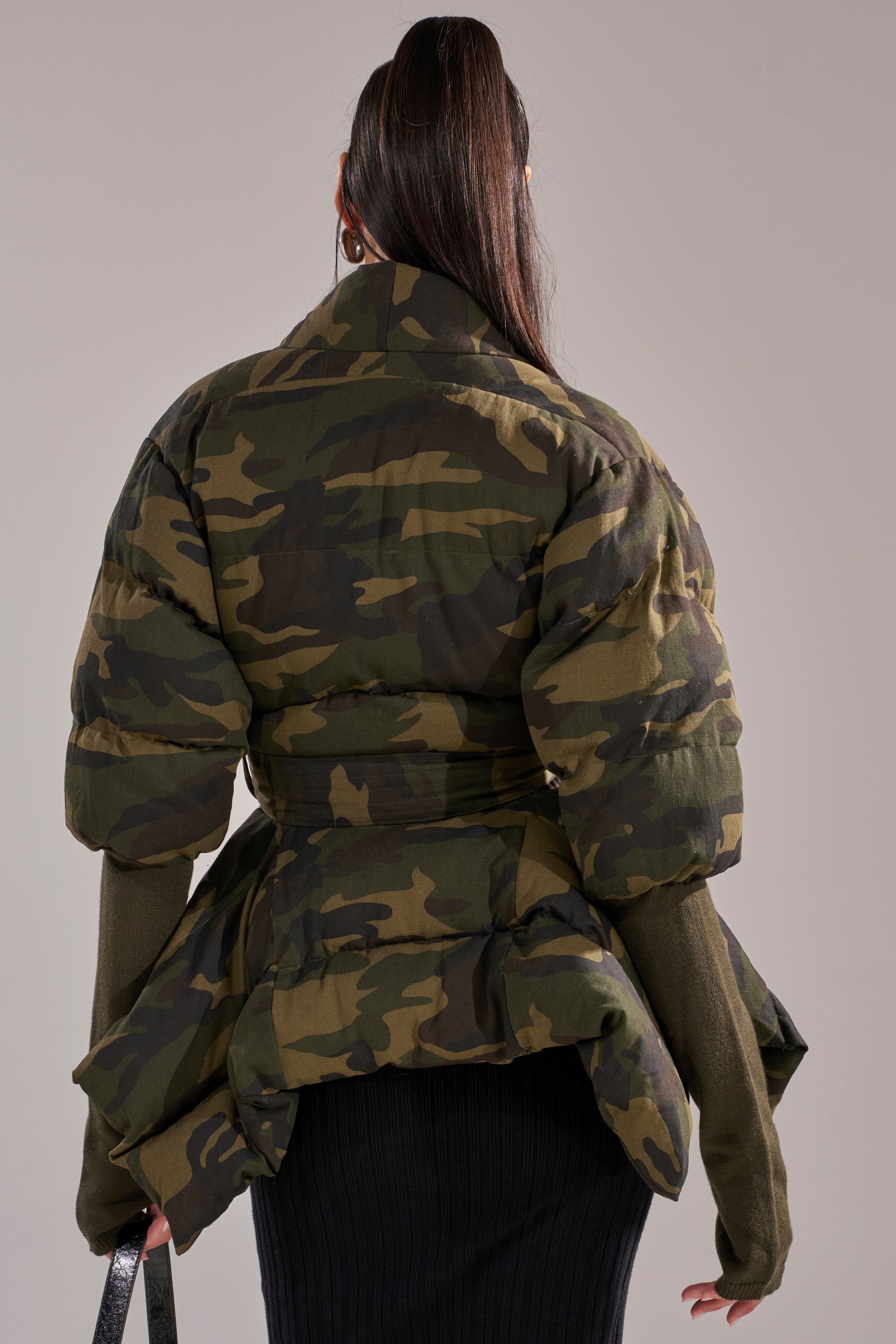RIB SLEEVE PEPLUM PUFFER IN CAMO