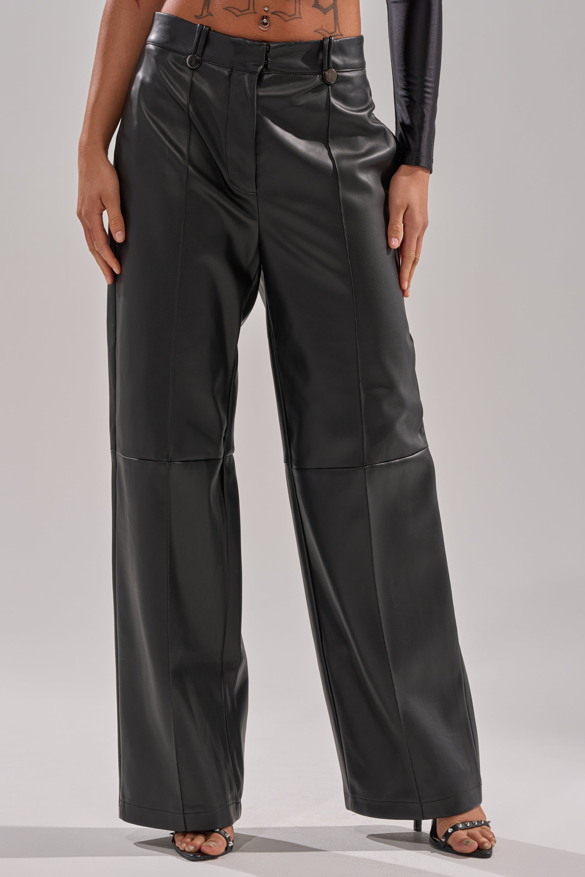 FAUX STRETCHY LEATHER TROUSER