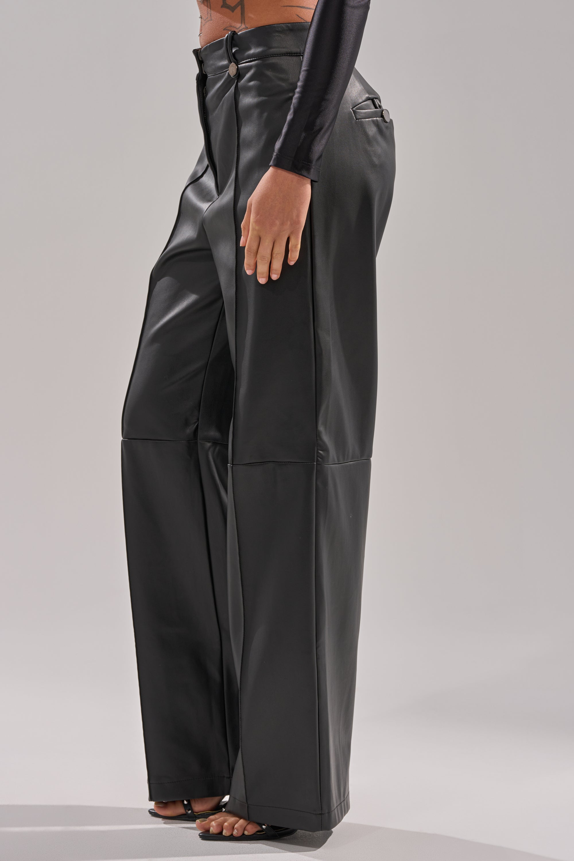 FAUX STRETCHY LEATHER TROUSER