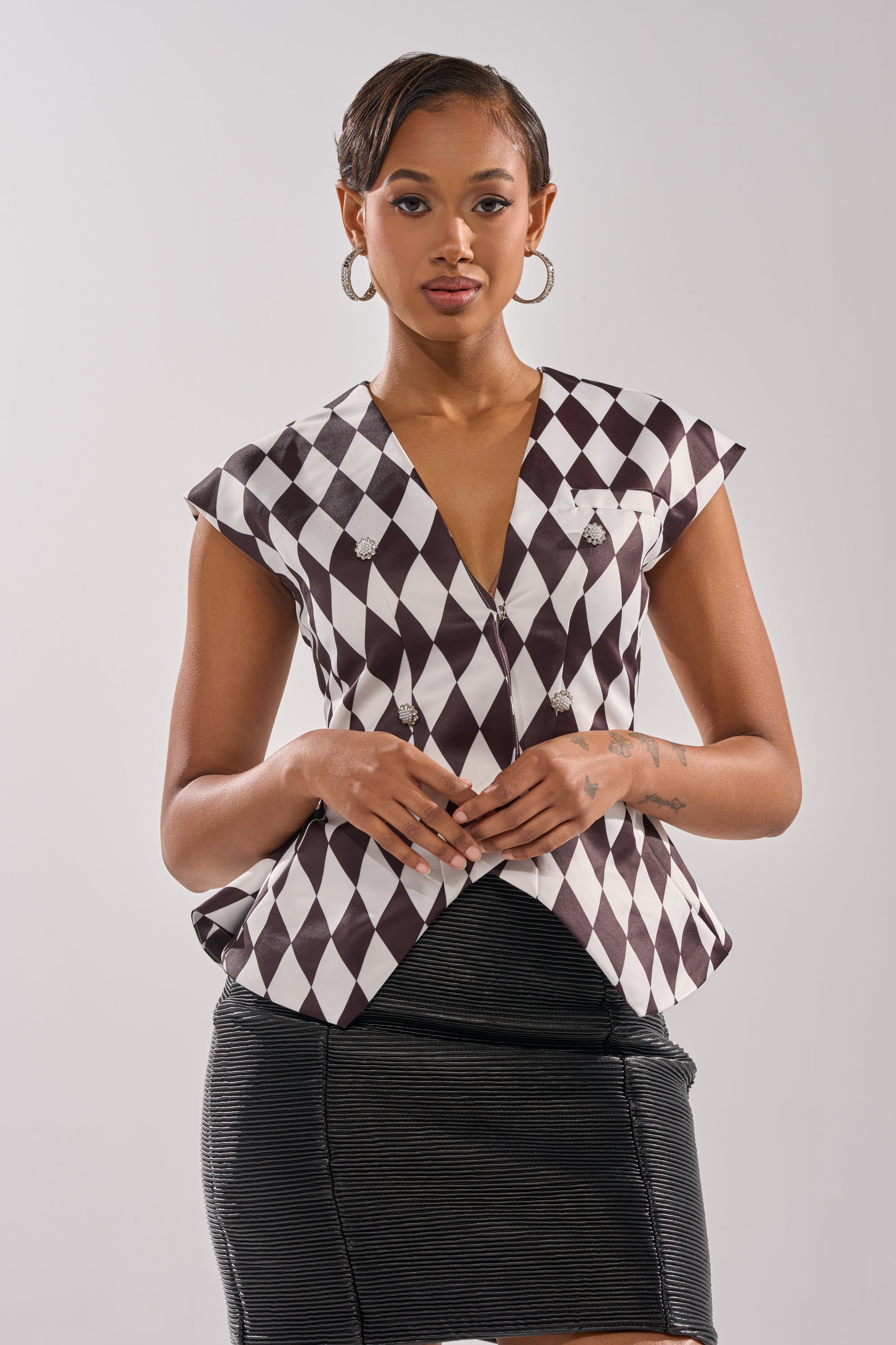 GUESS WHO V-NECK BLOUSE