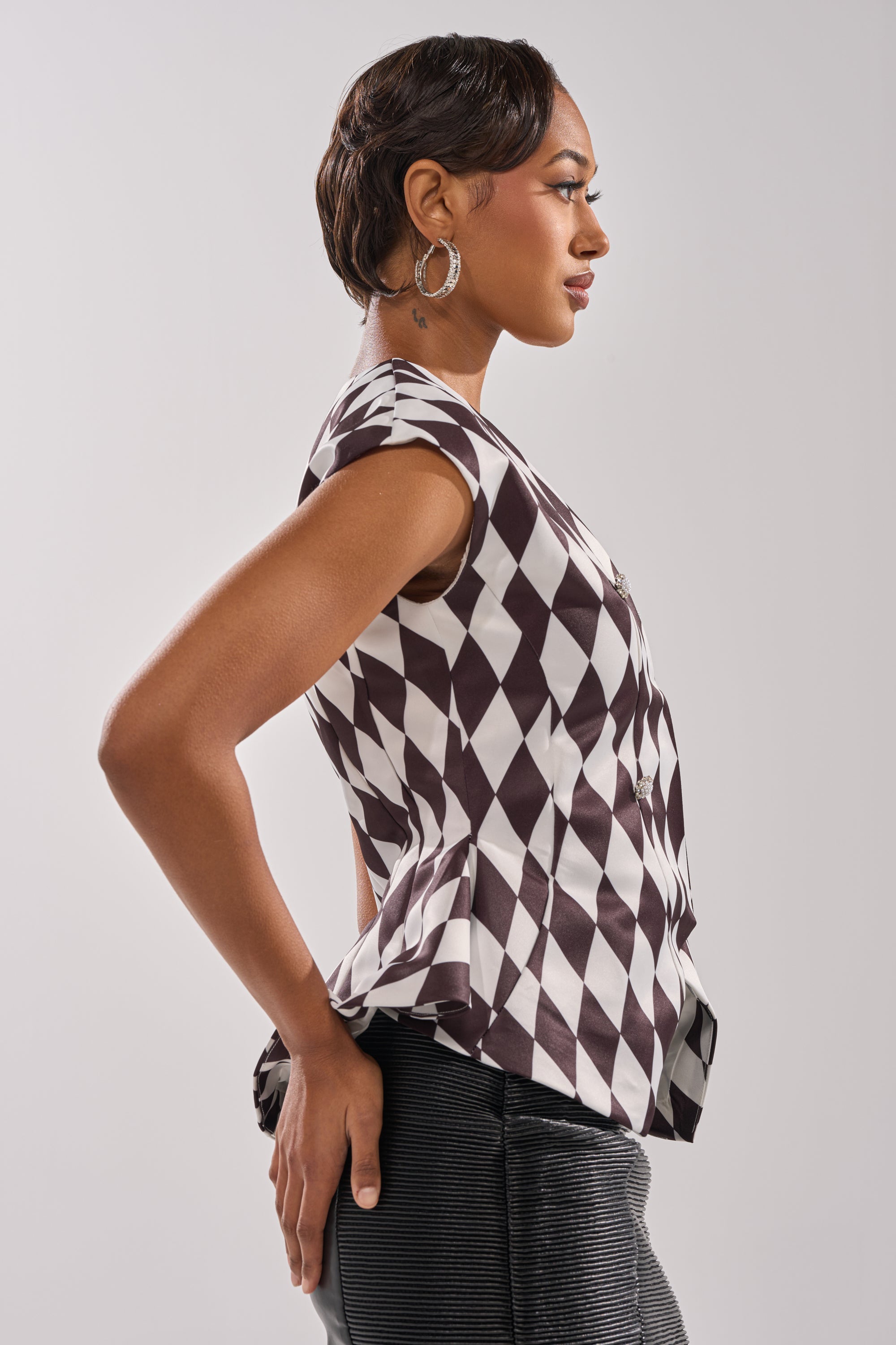 GUESS WHO V-NECK BLOUSE