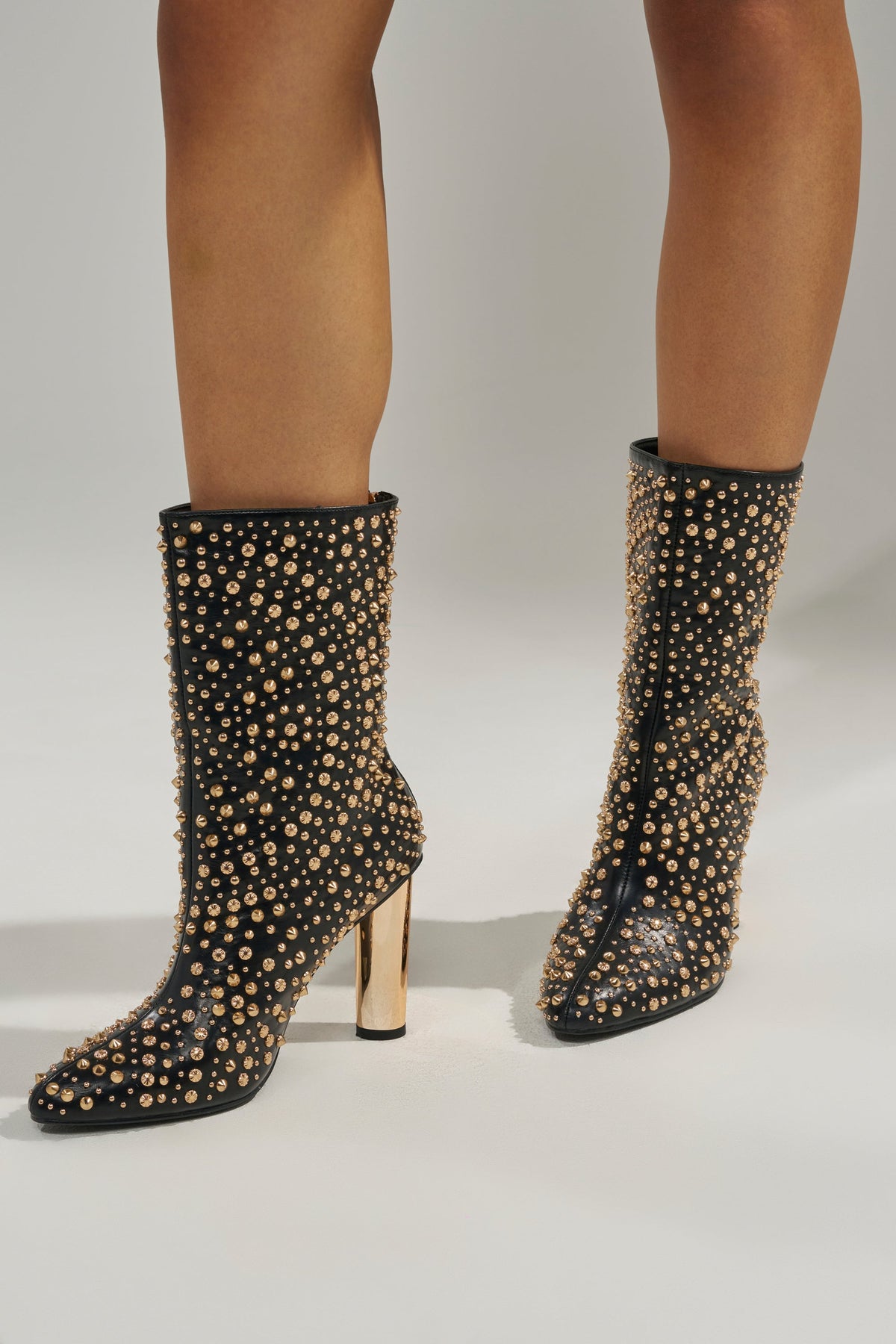 AZALEA WANG GREHGAN BLACK EMBELLISHED CHUNKY HEEL BOOTIE