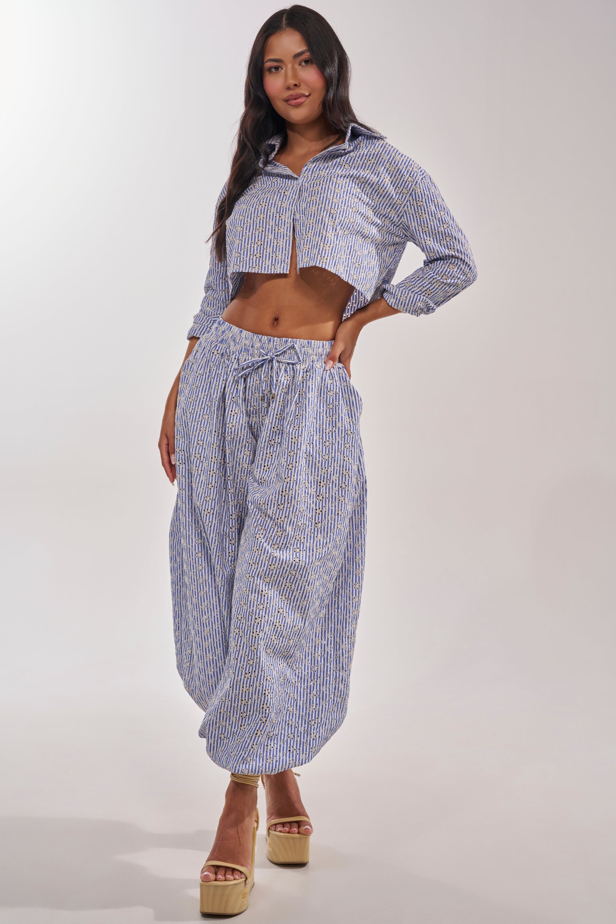 BLOSSOM CROP BUTTON DOWN