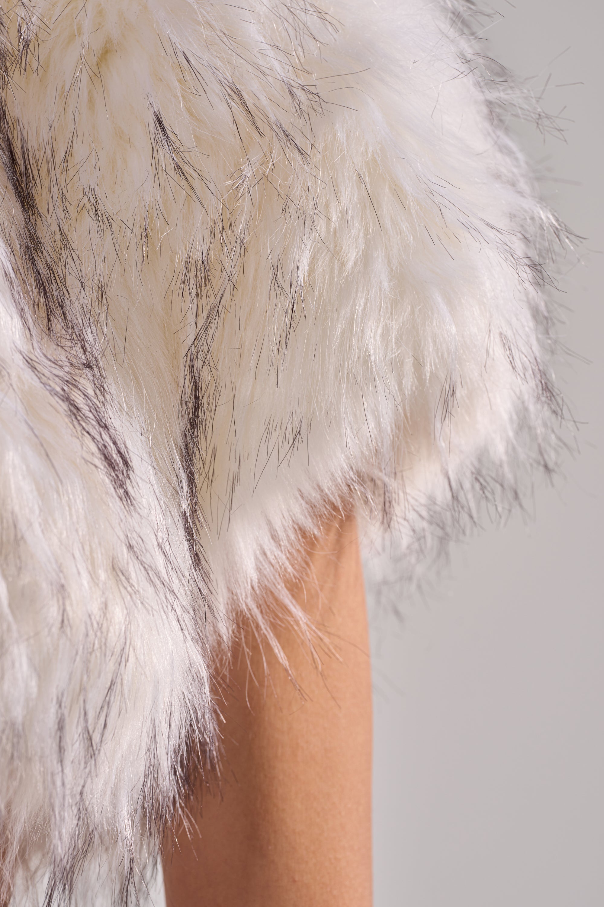 LUXE LIFE FAUX FUR SHAWL IN WHITE