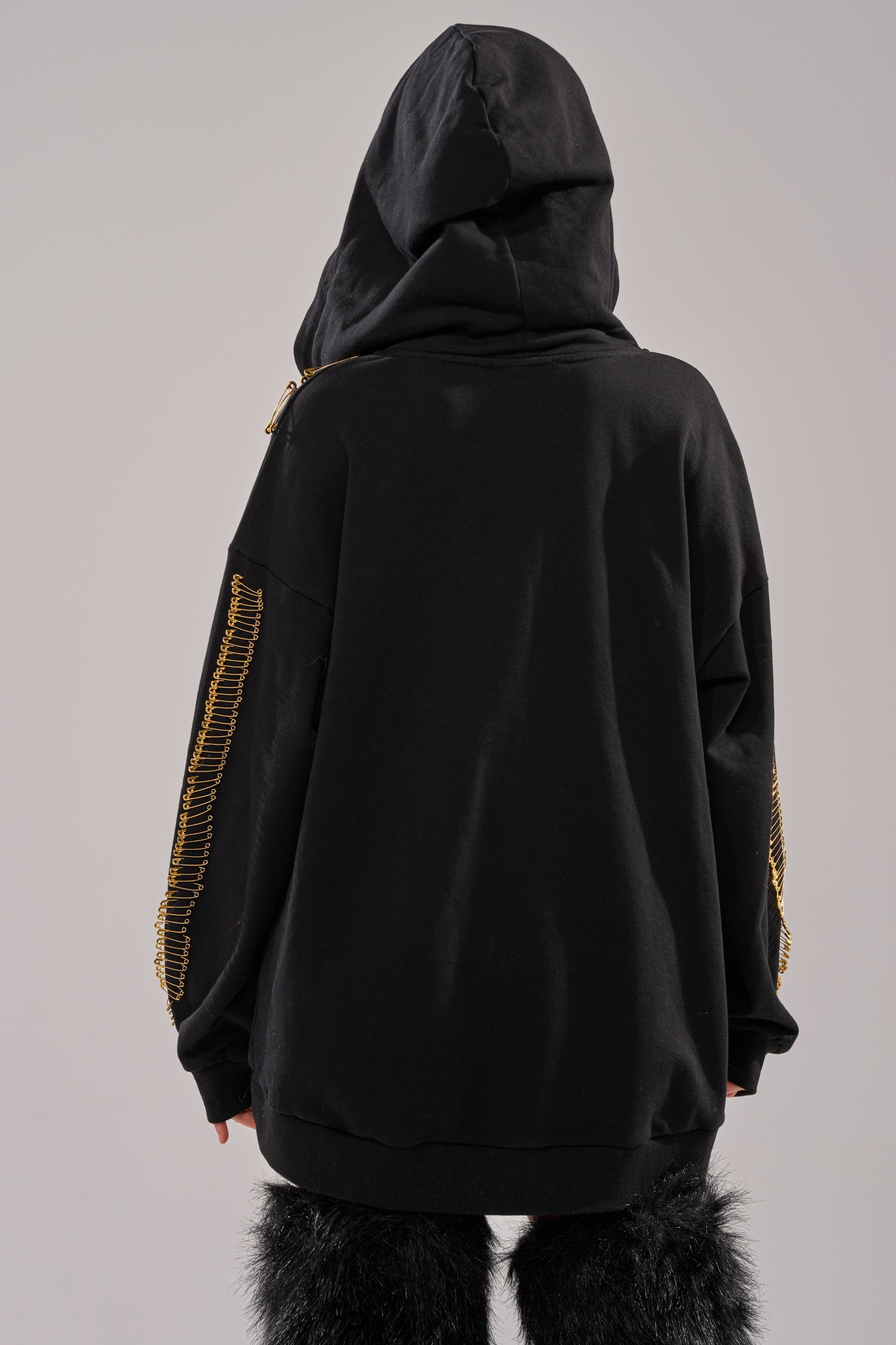 UNPIN ME OVERSIZED SWEATSHIRT