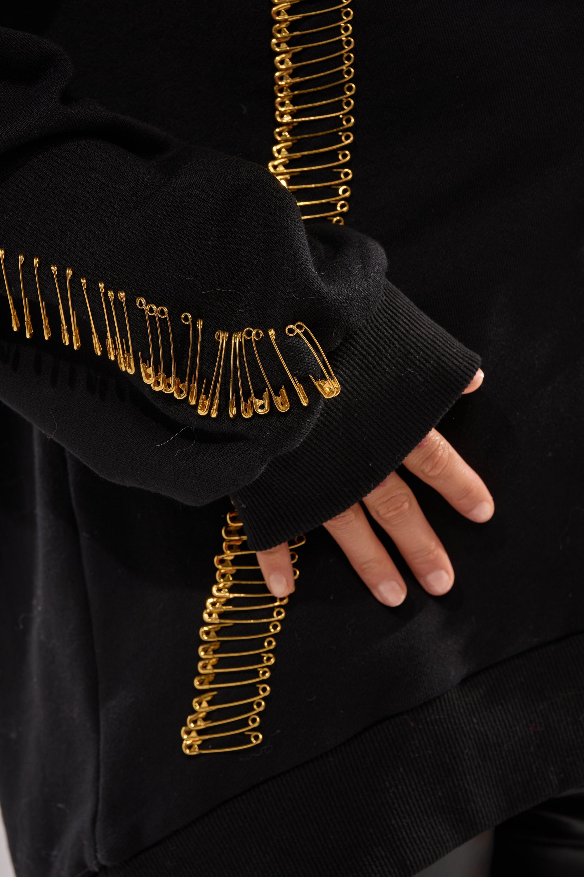 UNPIN ME OVERSIZED SWEATSHIRT