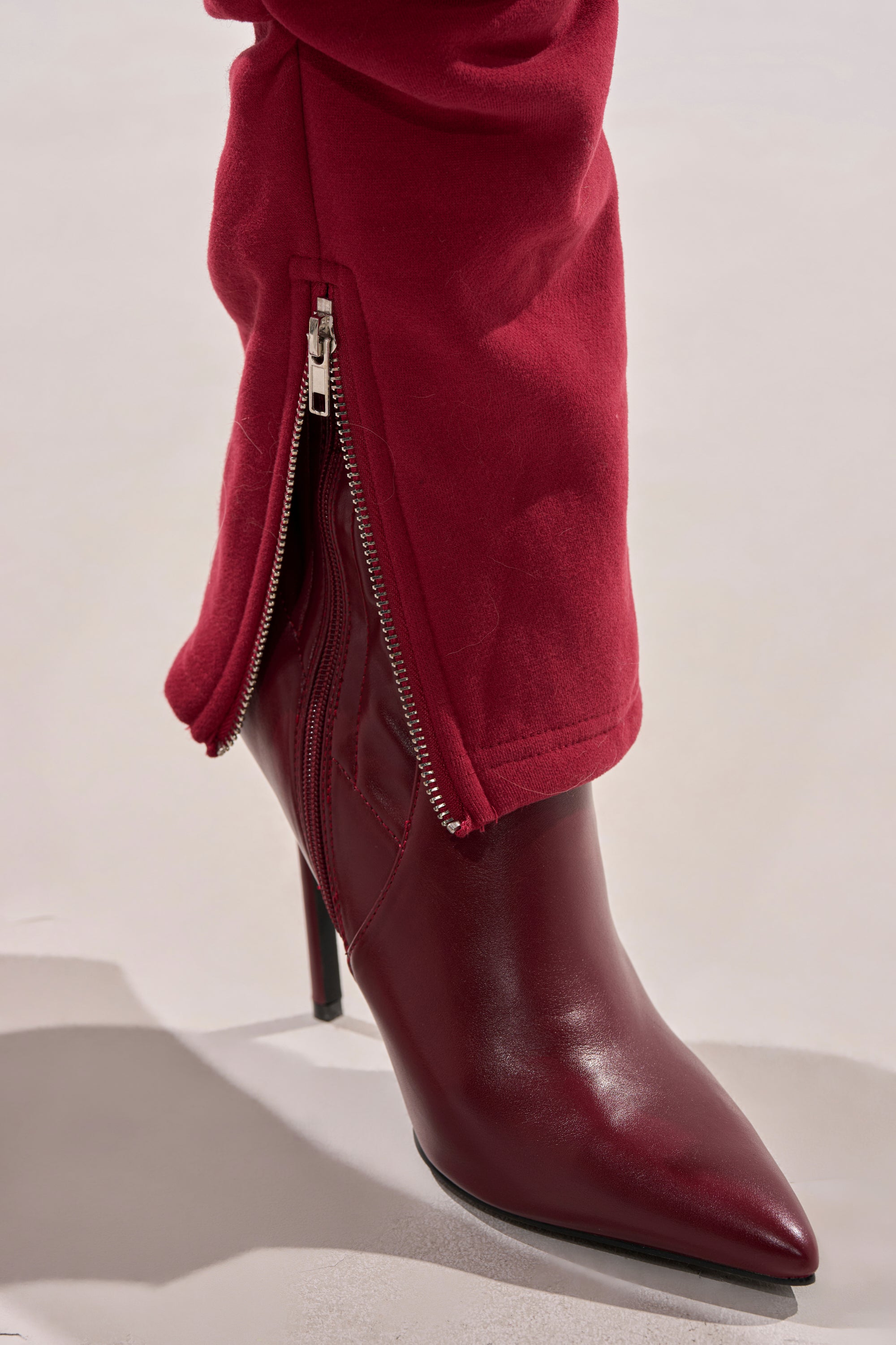 COZY HOLIDAY PEARL JOGGER IN BURGUNDY