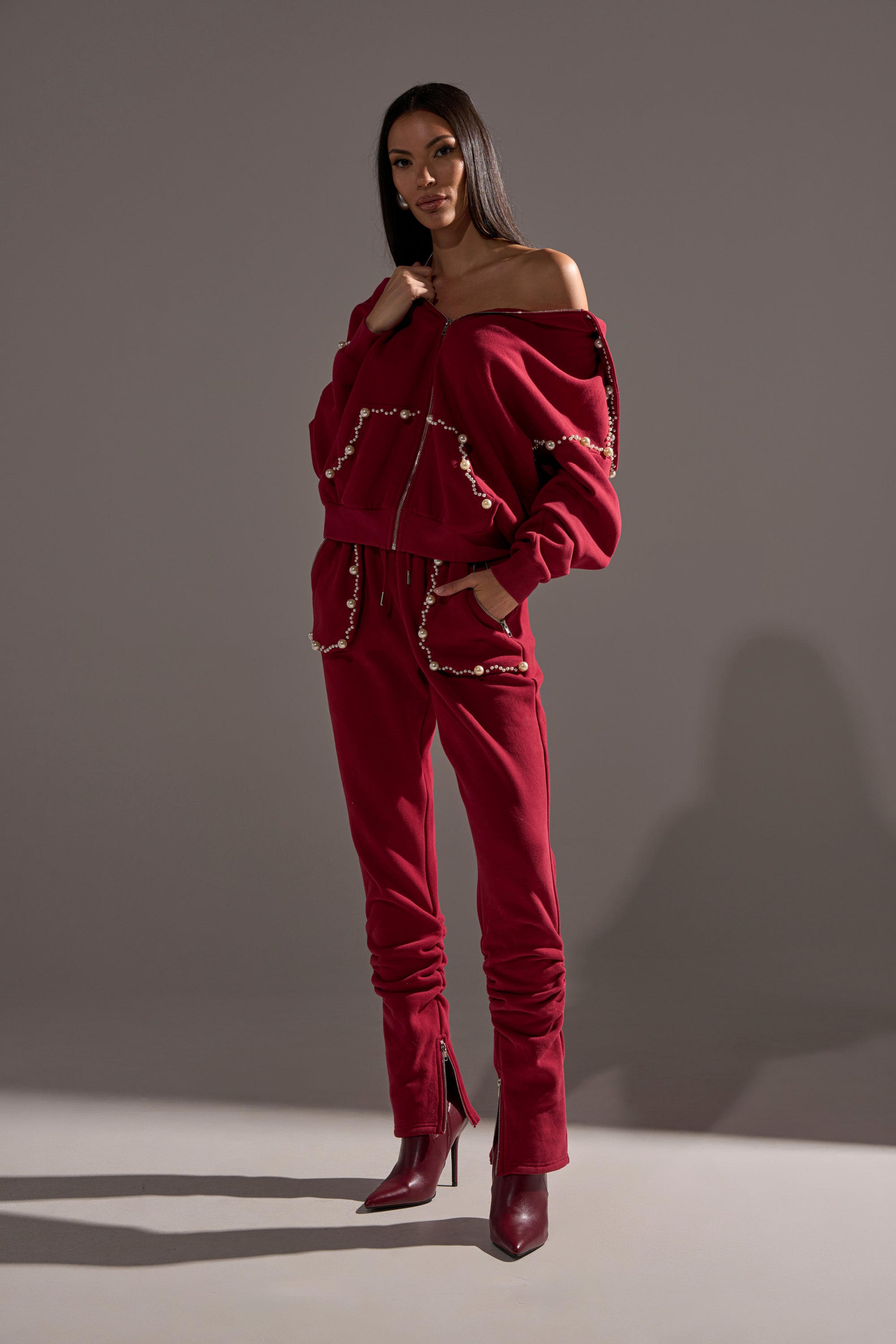 COZY HOLIDAY PEARL SWEATSHIRT  IN BURGUNDY