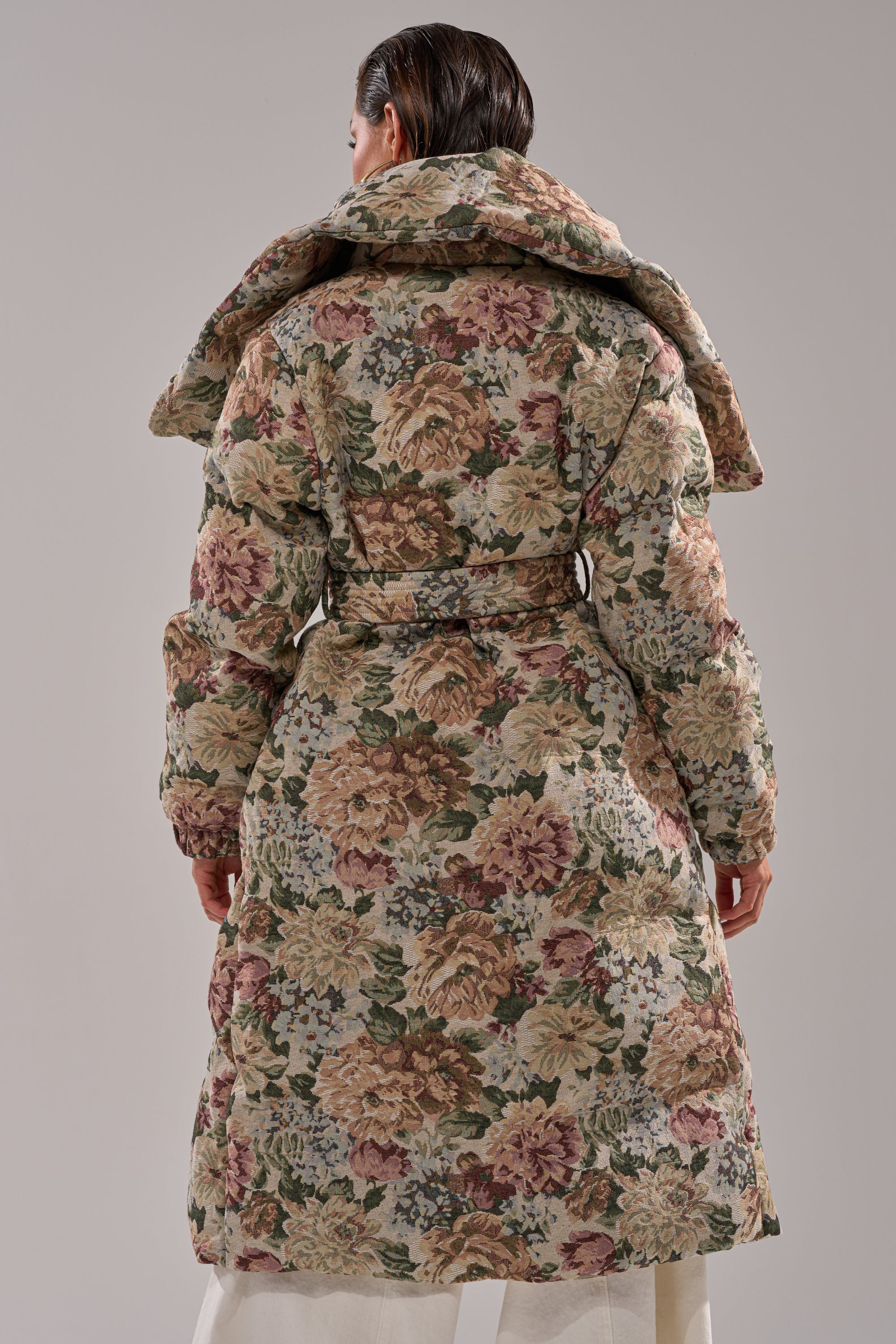I'M OUTSIDE TAPESTRY PUFFER