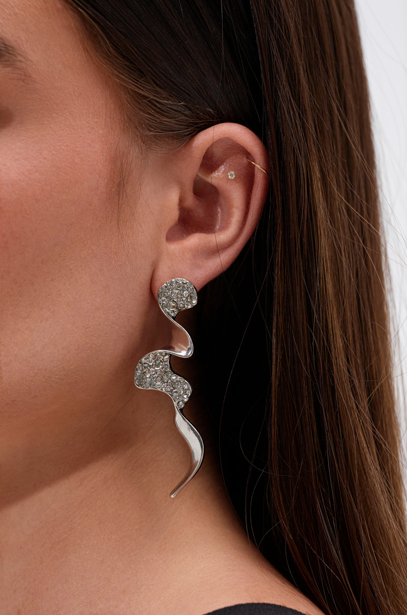 TOO WAVY EARRING IN SILVER