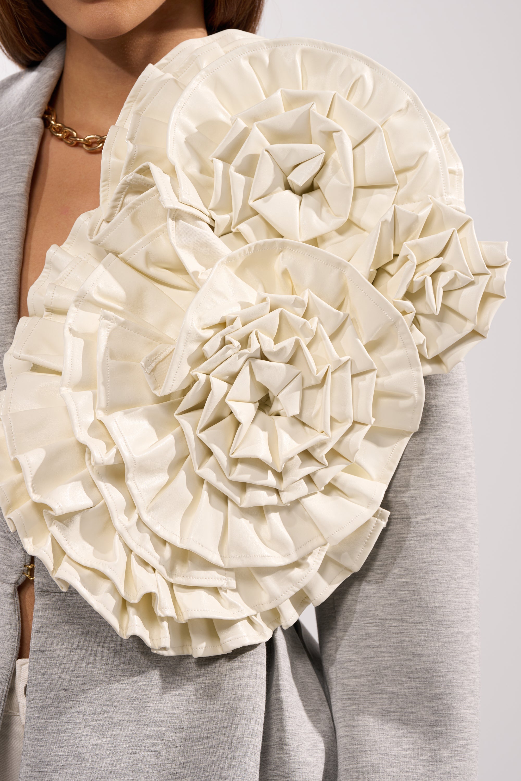 BLOOMING PU OVERSIZED BROOCH